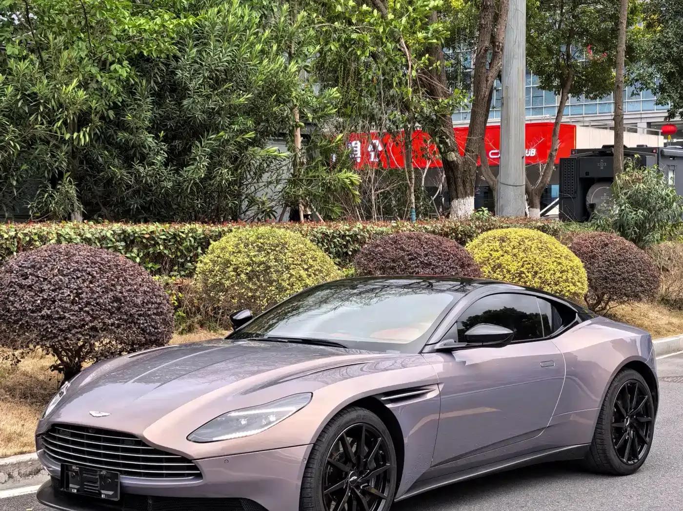 Aston Martin DB11 2022 4.0T V8 Coupe — миниатюра 2