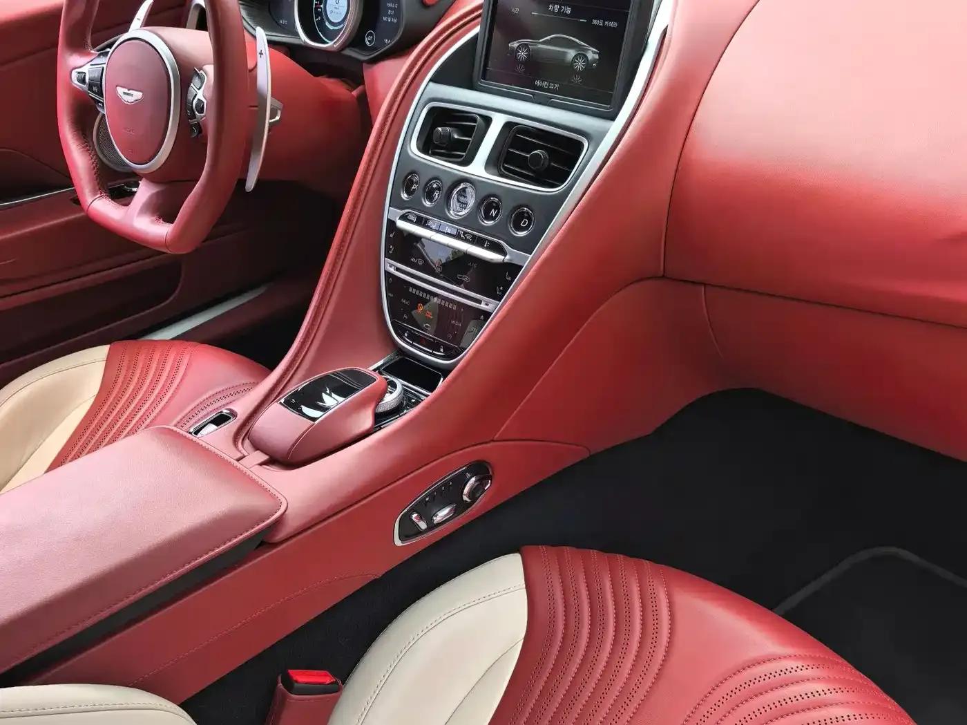 Aston Martin DB11 2022 4.0T V8 Coupe — миниатюра 13