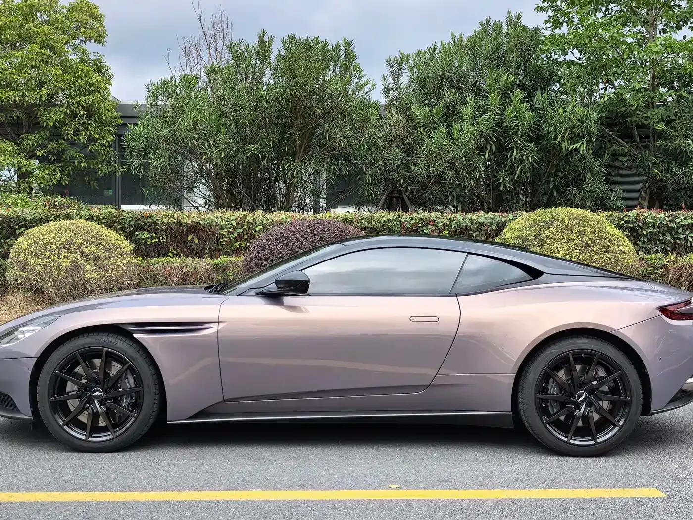 Aston Martin DB11 2022 4.0T V8 Coupe — миниатюра 4