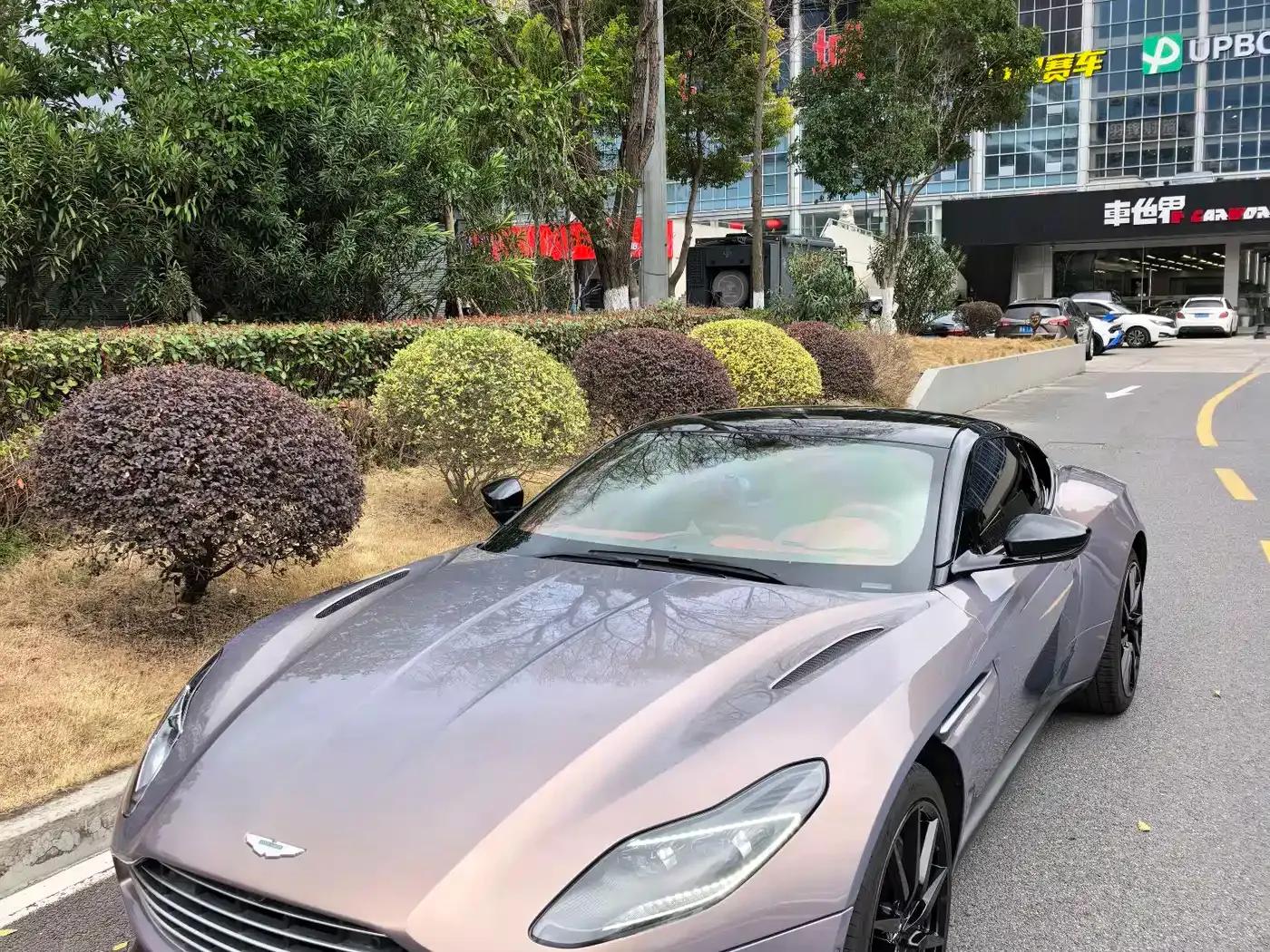 Aston Martin DB11 2022 4.0T V8 Coupe — миниатюра 5
