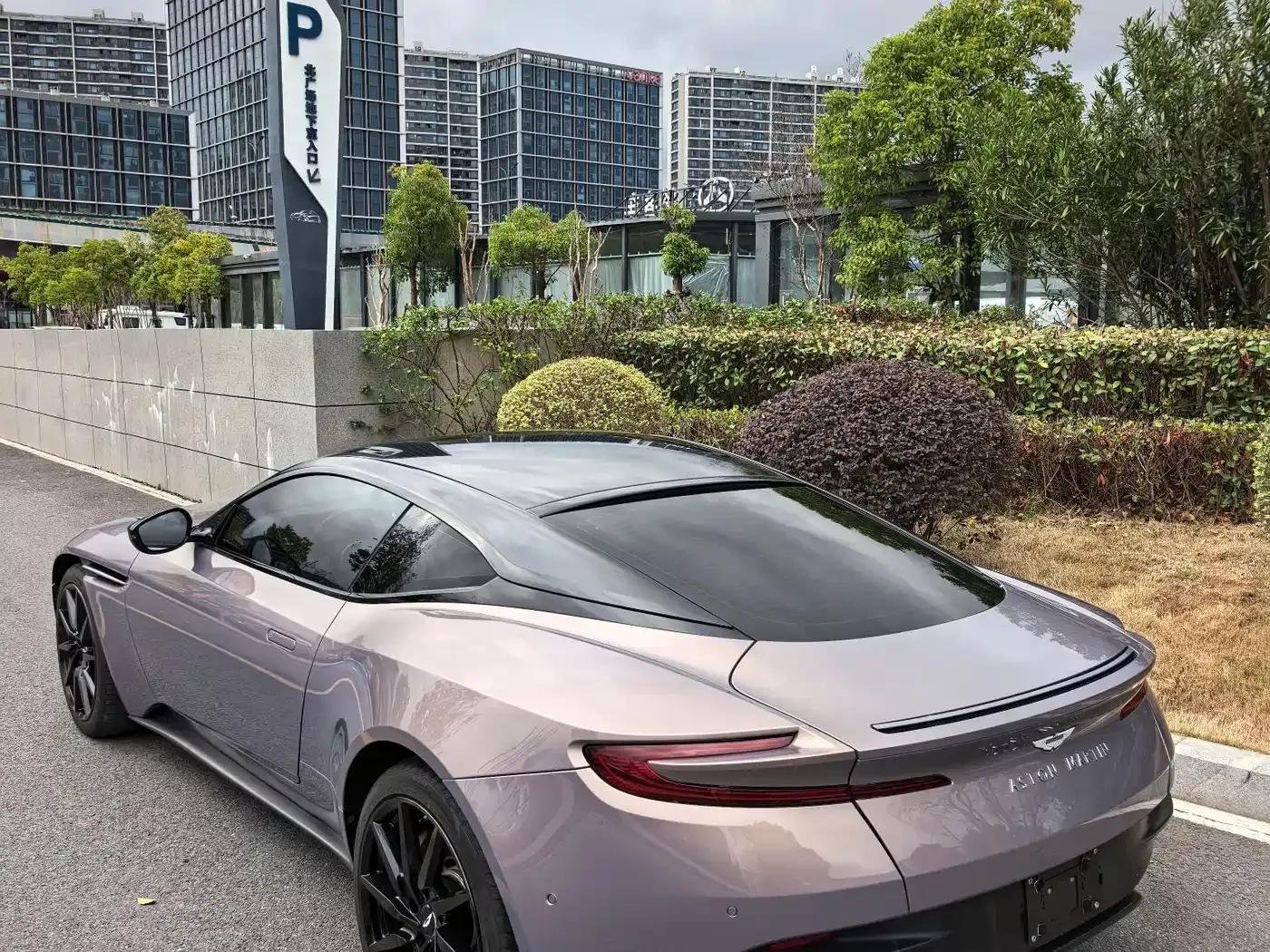 Aston Martin DB11 2022 4.0T V8 Coupe — миниатюра 7