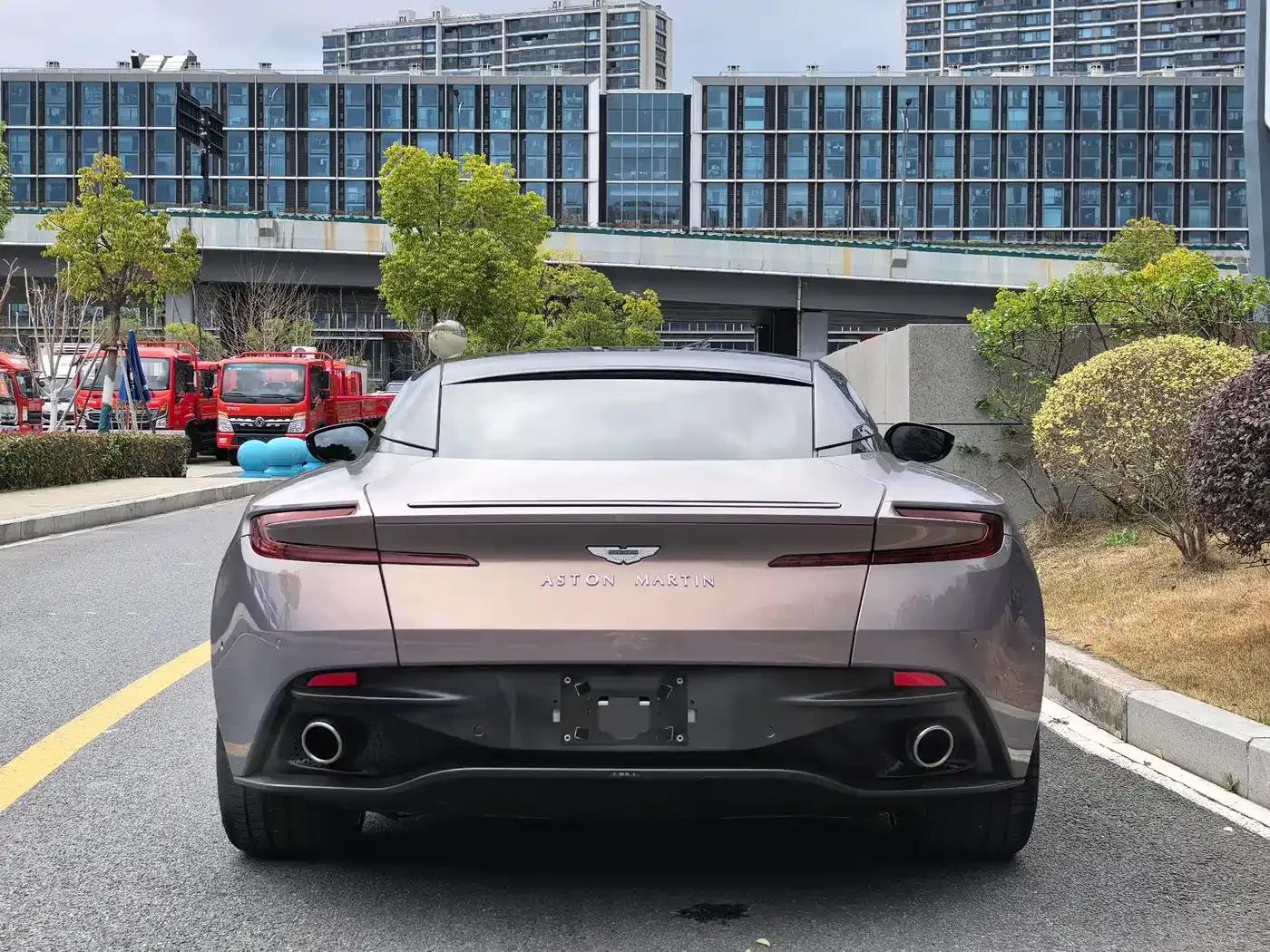 Aston Martin DB11 2022 4.0T V8 Coupe — миниатюра 8