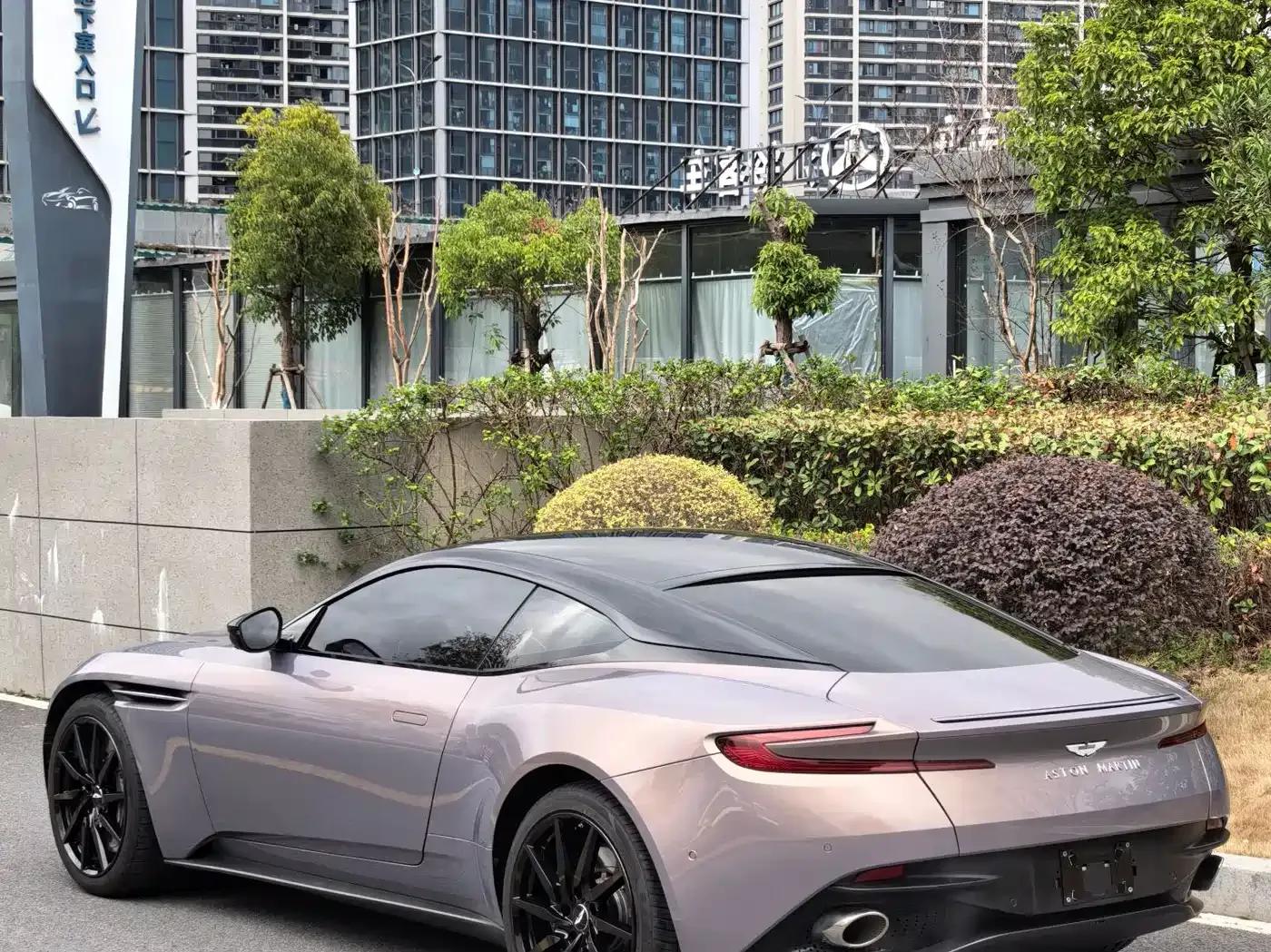 Aston Martin DB11 2022 4.0T V8 Coupe — миниатюра 9