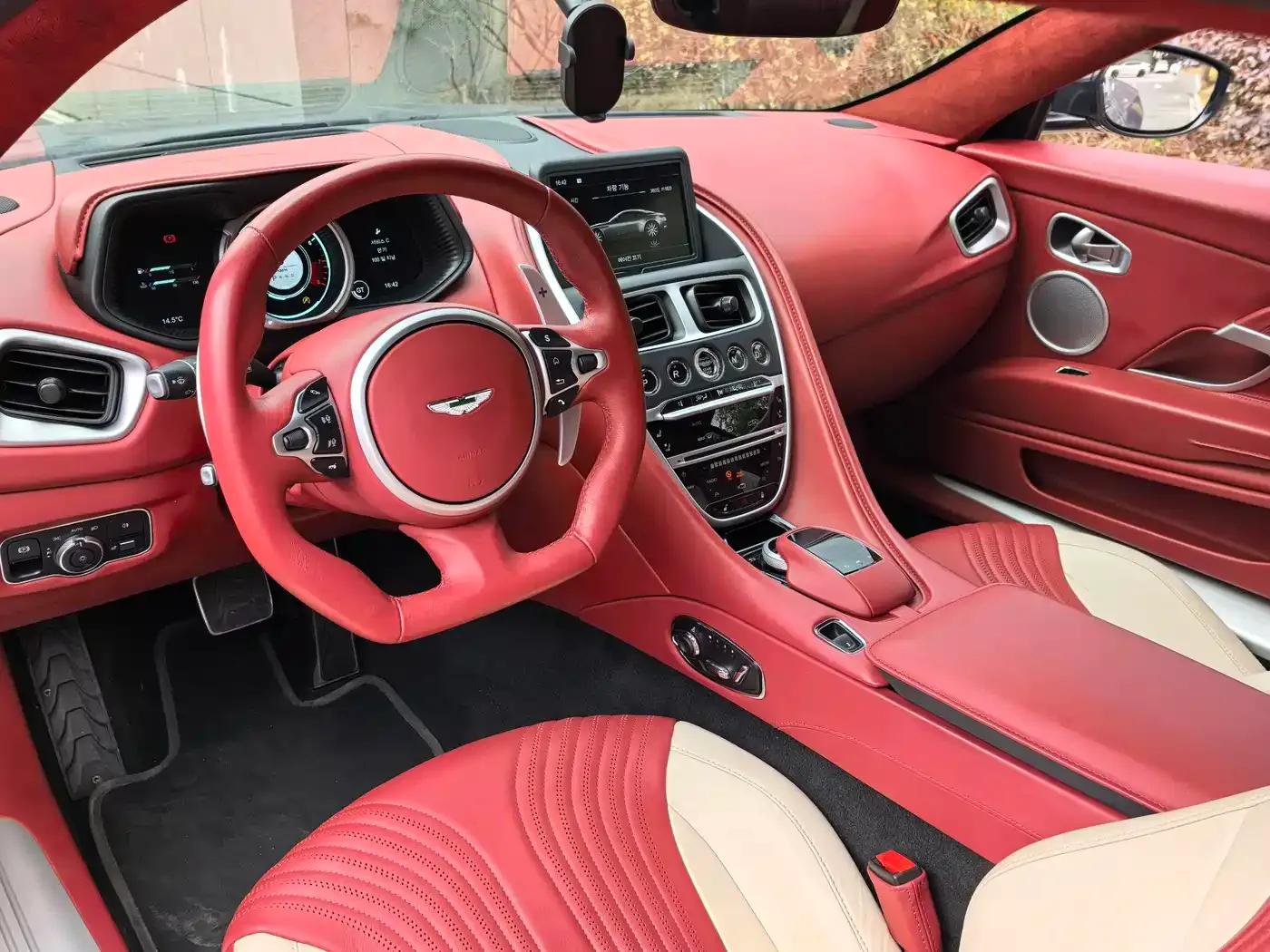 Aston Martin DB11 2022 4.0T V8 Coupe — миниатюра 10