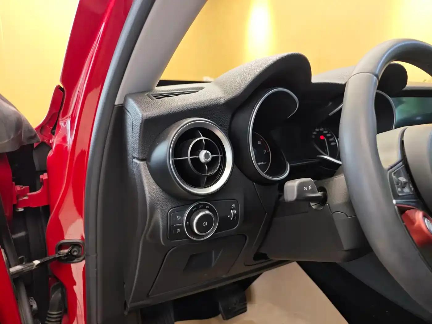 2017 Stelvio 2.0T 200HP Elite Edition — миниатюра 11