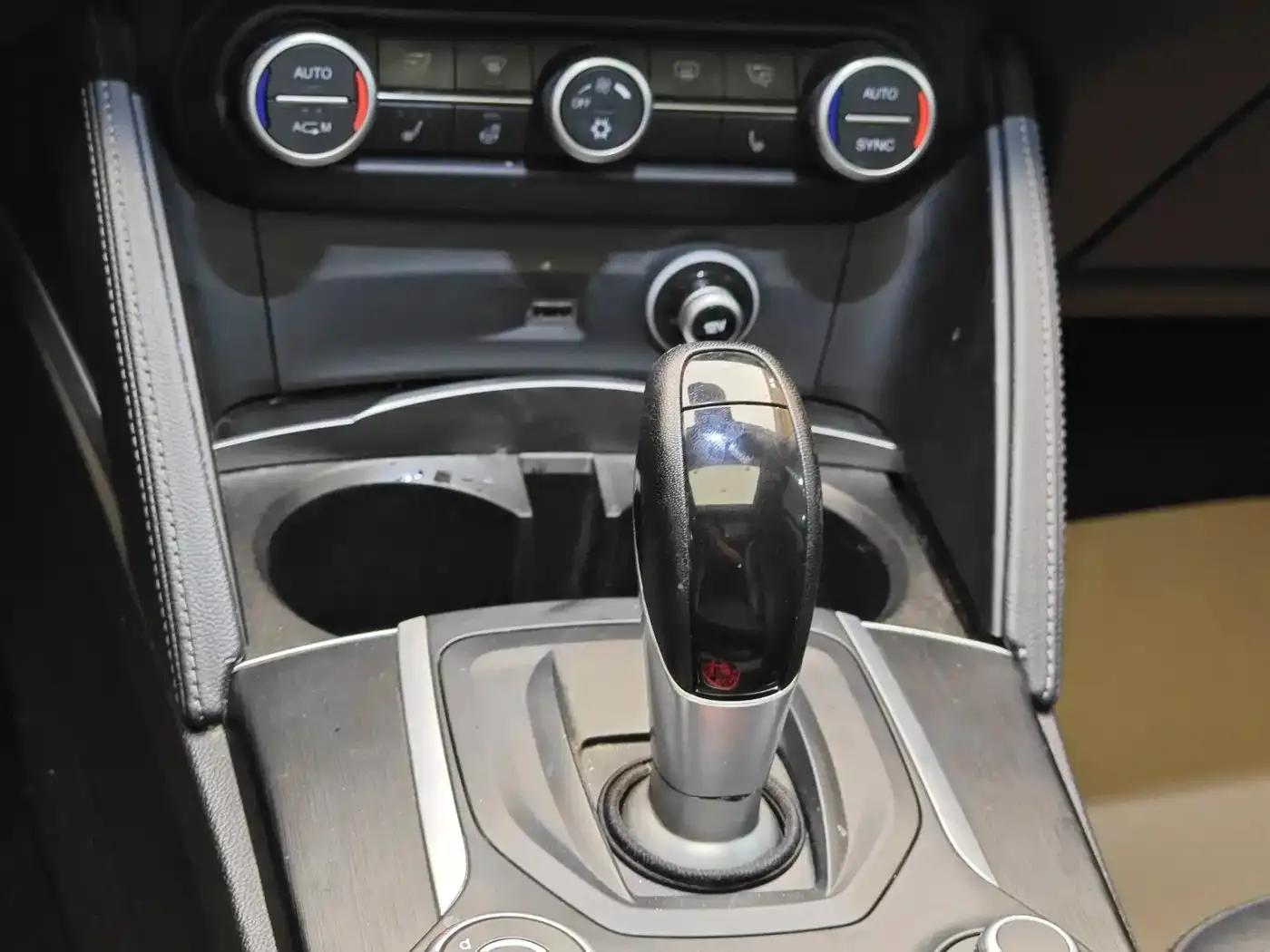 2017 Stelvio 2.0T 200HP Elite Edition — миниатюра 17