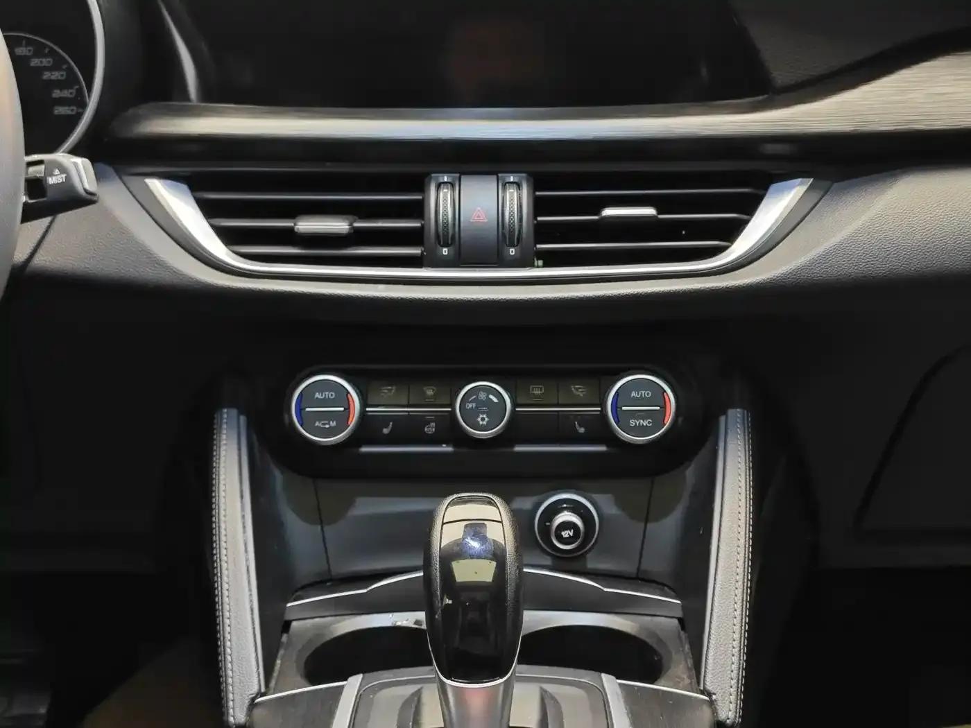 2017 Stelvio 2.0T 200HP Elite Edition — миниатюра 19