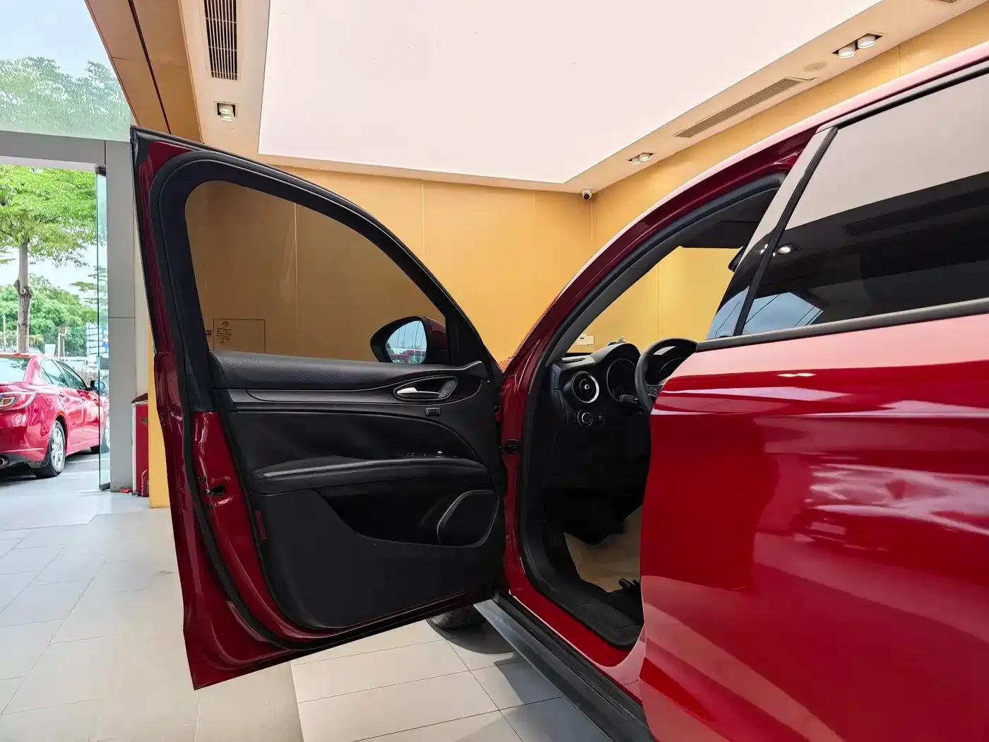 2017 Stelvio 2.0T 200HP Elite Edition — миниатюра 7