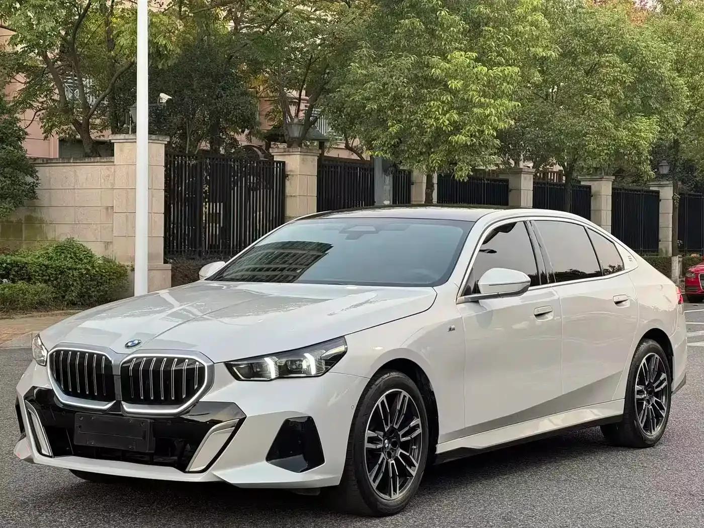 2024 BMW 5 Series 525Li M Sport Package — миниатюра 1