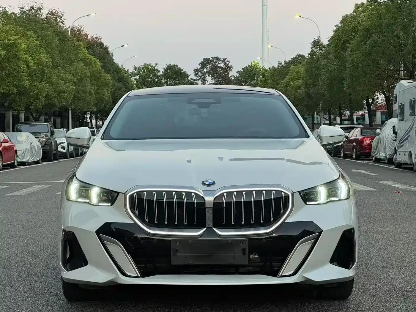 2024 BMW 5 Series 525Li M Sport Package — миниатюра 2