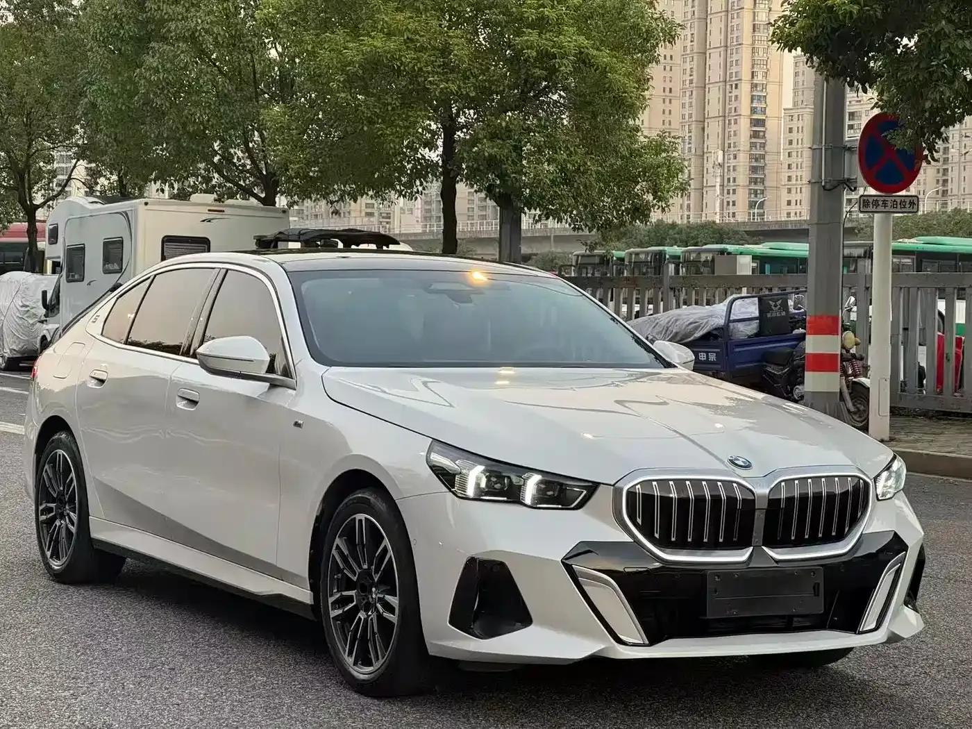 2024 BMW 5 Series 525Li M Sport Package — миниатюра 3