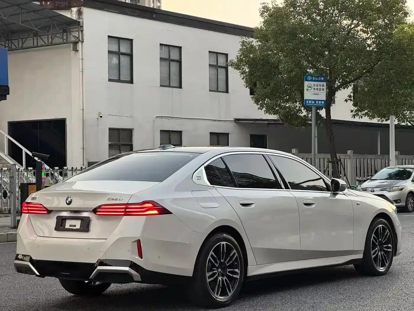 2024 BMW 5 Series 525Li M Sport Package — миниатюра 4