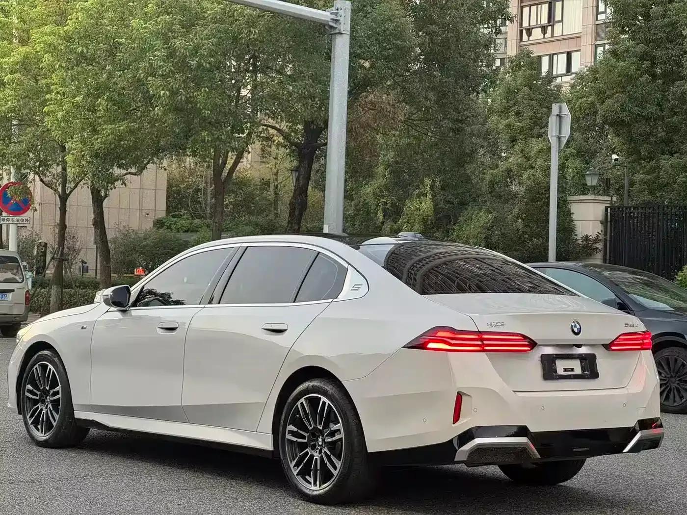 2024 BMW 5 Series 525Li M Sport Package — миниатюра 5