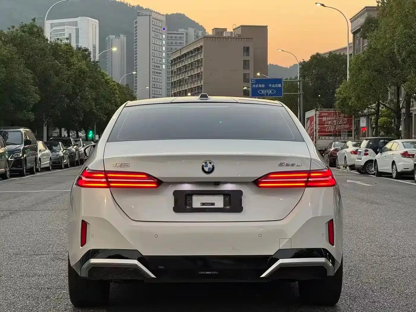 2024 BMW 5 Series 525Li M Sport Package — миниатюра 6