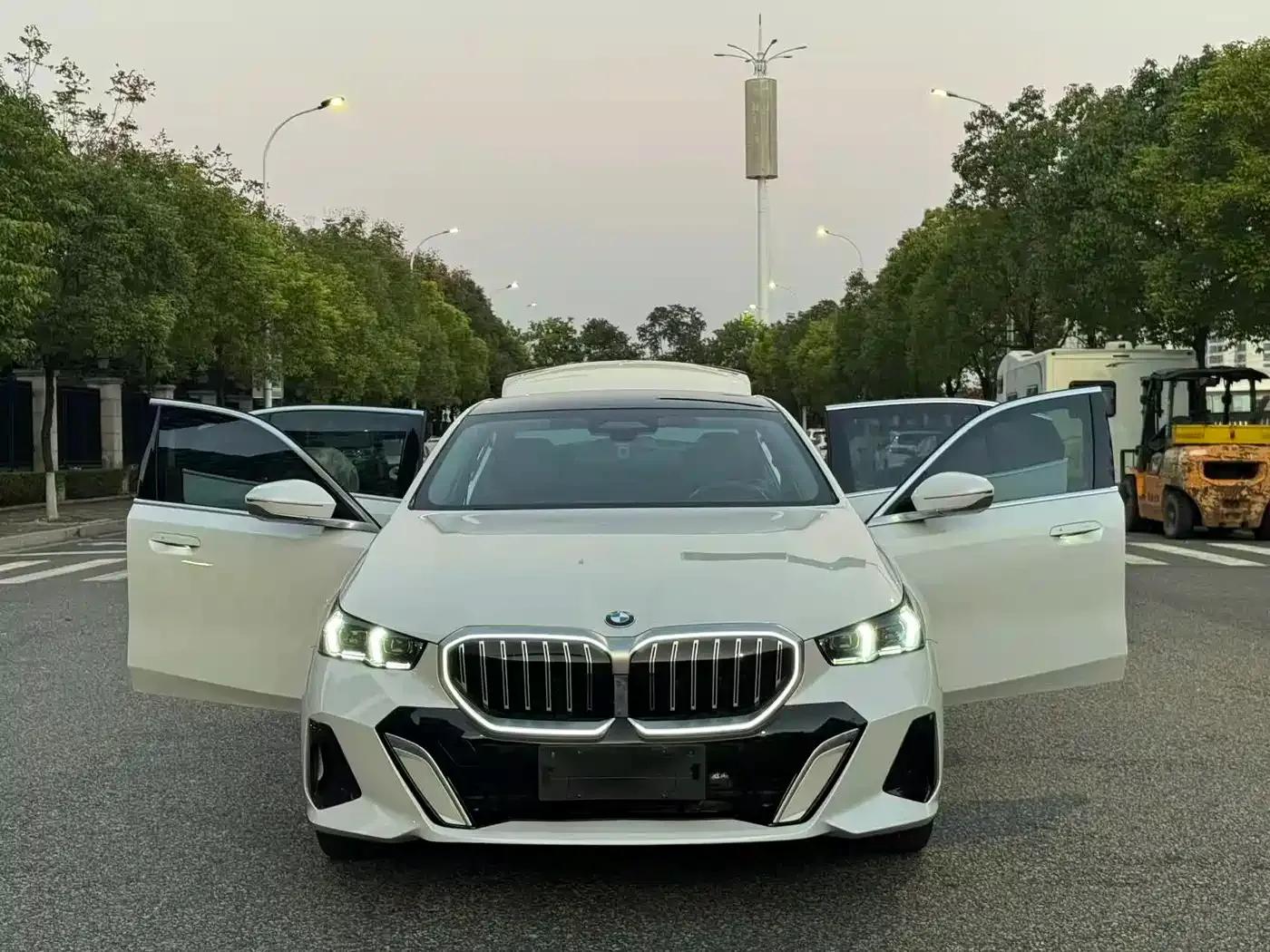 2024 BMW 5 Series 525Li M Sport Package — миниатюра 9