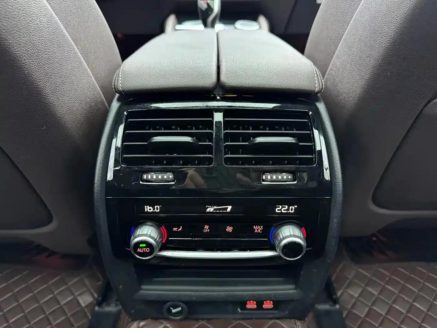 2023 BMW 5 Series 530Li Luxury M Sport Package — миниатюра 11