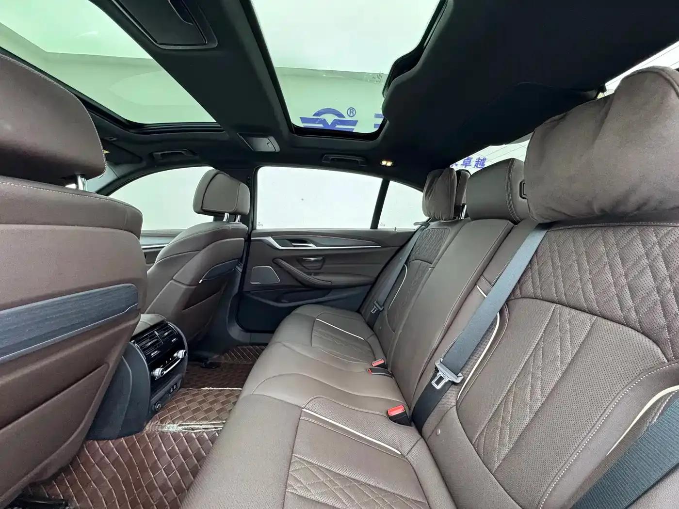 2023 BMW 5 Series 530Li Luxury M Sport Package — миниатюра 12