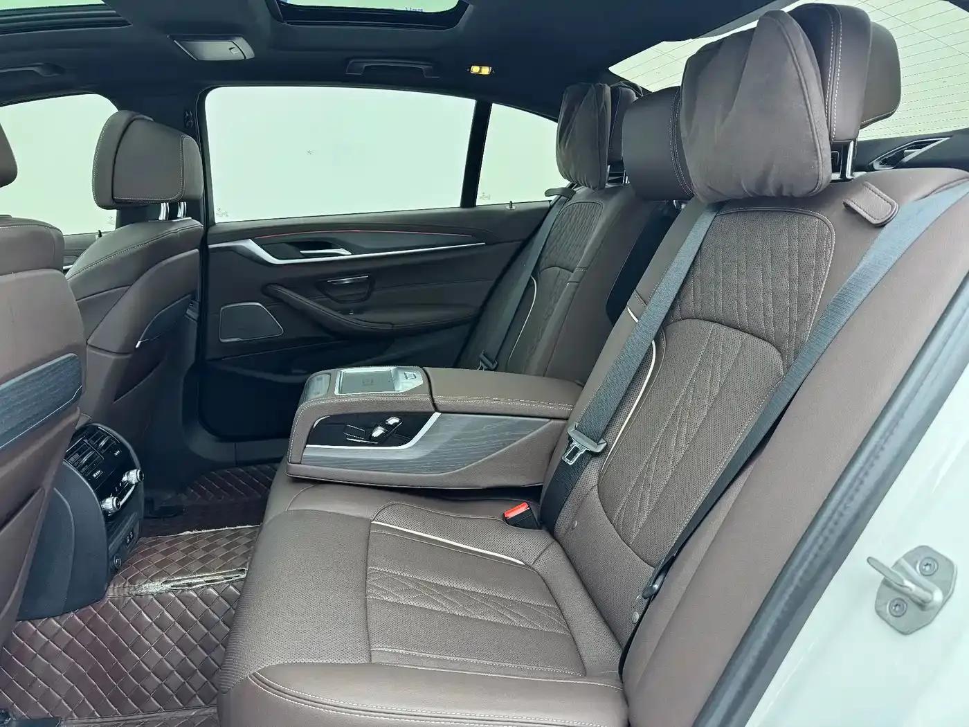 2023 BMW 5 Series 530Li Luxury M Sport Package — миниатюра 13