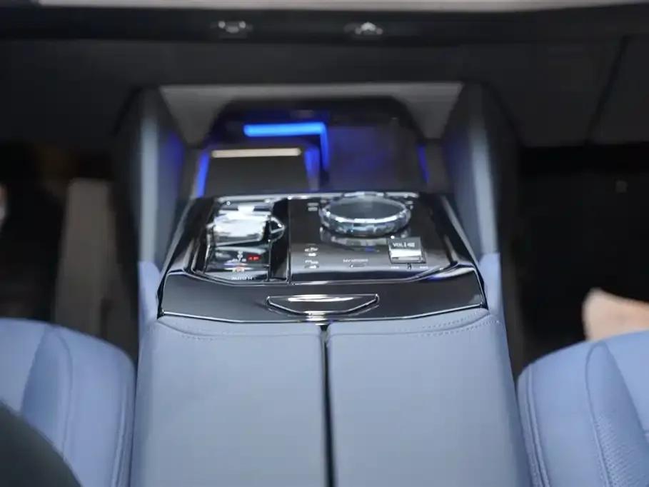 2024 BMW 5 Series 530Li Luxury M Sport Package — миниатюра 15
