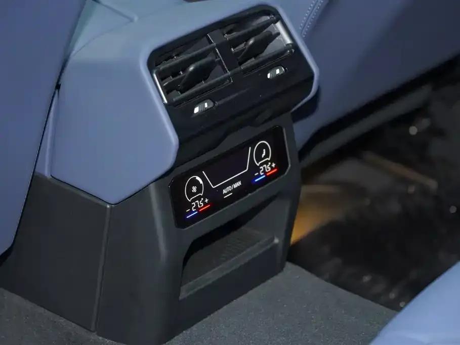2024 BMW 5 Series 530Li Luxury M Sport Package — миниатюра 16