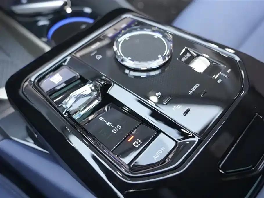 2024 BMW 5 Series 530Li Luxury M Sport Package — миниатюра 17
