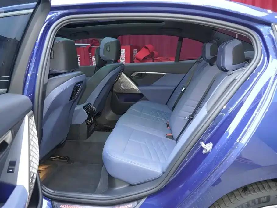 2024 BMW 5 Series 530Li Luxury M Sport Package — миниатюра 19