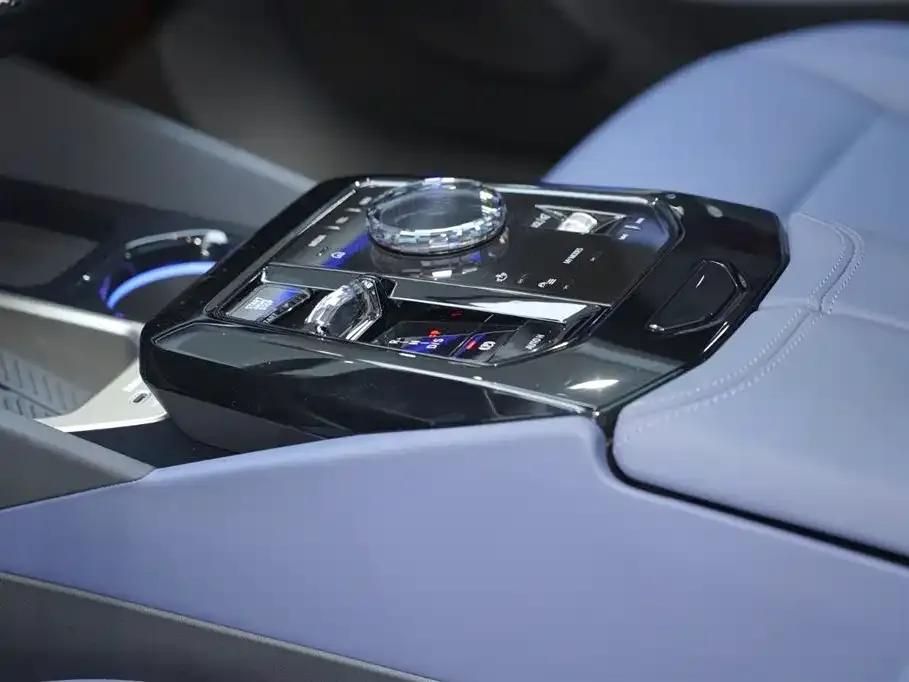 2024 BMW 5 Series 530Li Luxury M Sport Package — миниатюра 21