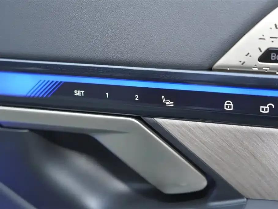 2024 BMW 5 Series 530Li Luxury M Sport Package — миниатюра 24