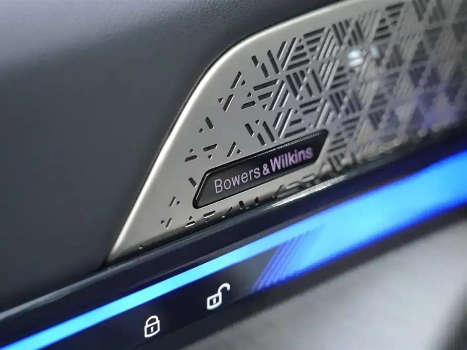 2024 BMW 5 Series 530Li Luxury M Sport Package — миниатюра 26