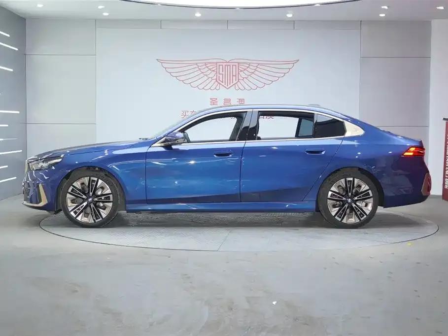 2024 BMW 5 Series 530Li Luxury M Sport Package — миниатюра 4