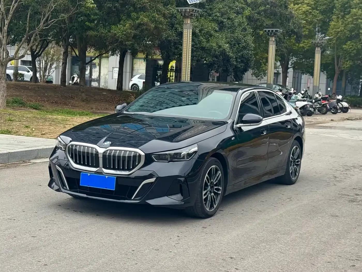 2024 BMW 5 Series 525Li M Sport Package — миниатюра 1