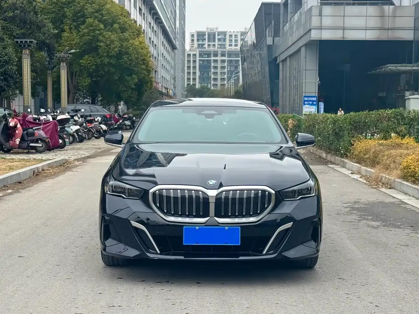 2024 BMW 5 Series 525Li M Sport Package — миниатюра 2