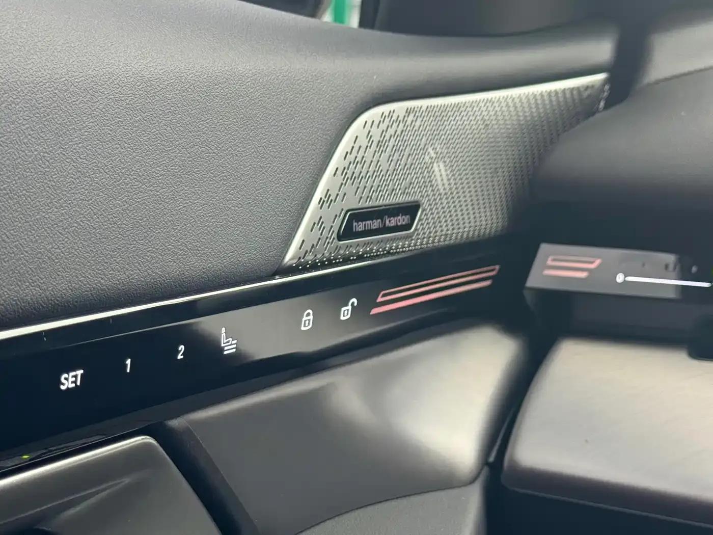 2024 BMW 5 Series 525Li M Sport Package — миниатюра 14