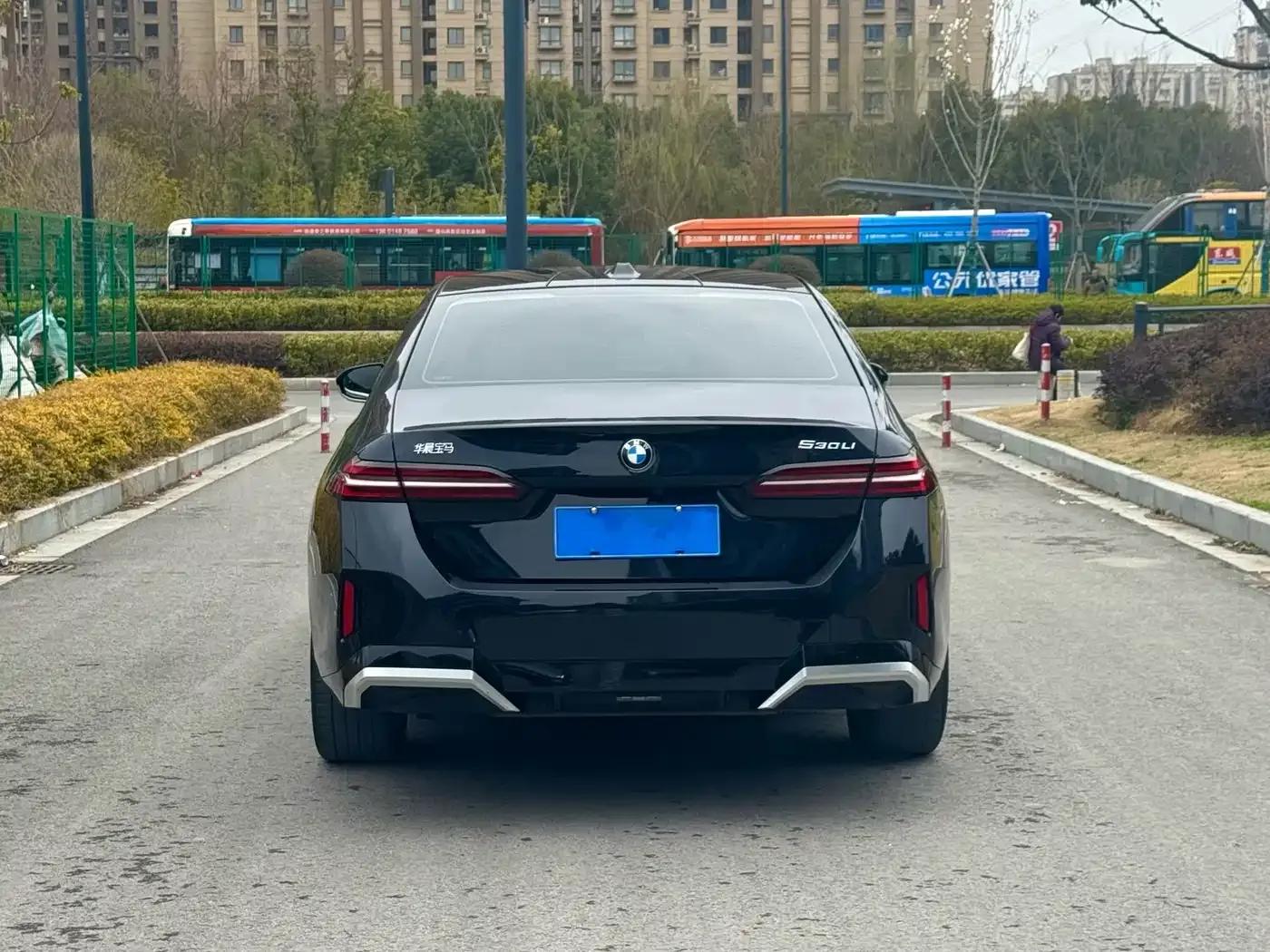 2024 BMW 5 Series 525Li M Sport Package — миниатюра 3