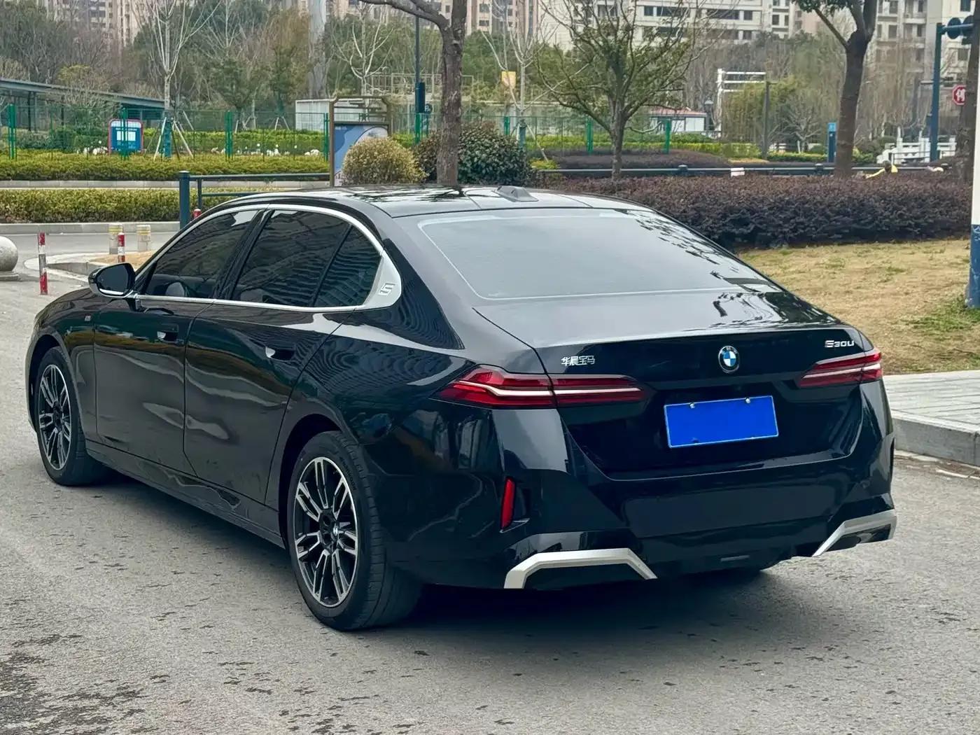 2024 BMW 5 Series 525Li M Sport Package — миниатюра 4