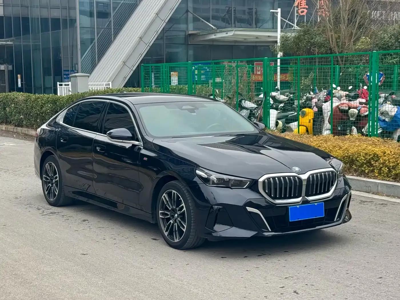 2024 BMW 5 Series 525Li M Sport Package — миниатюра 5