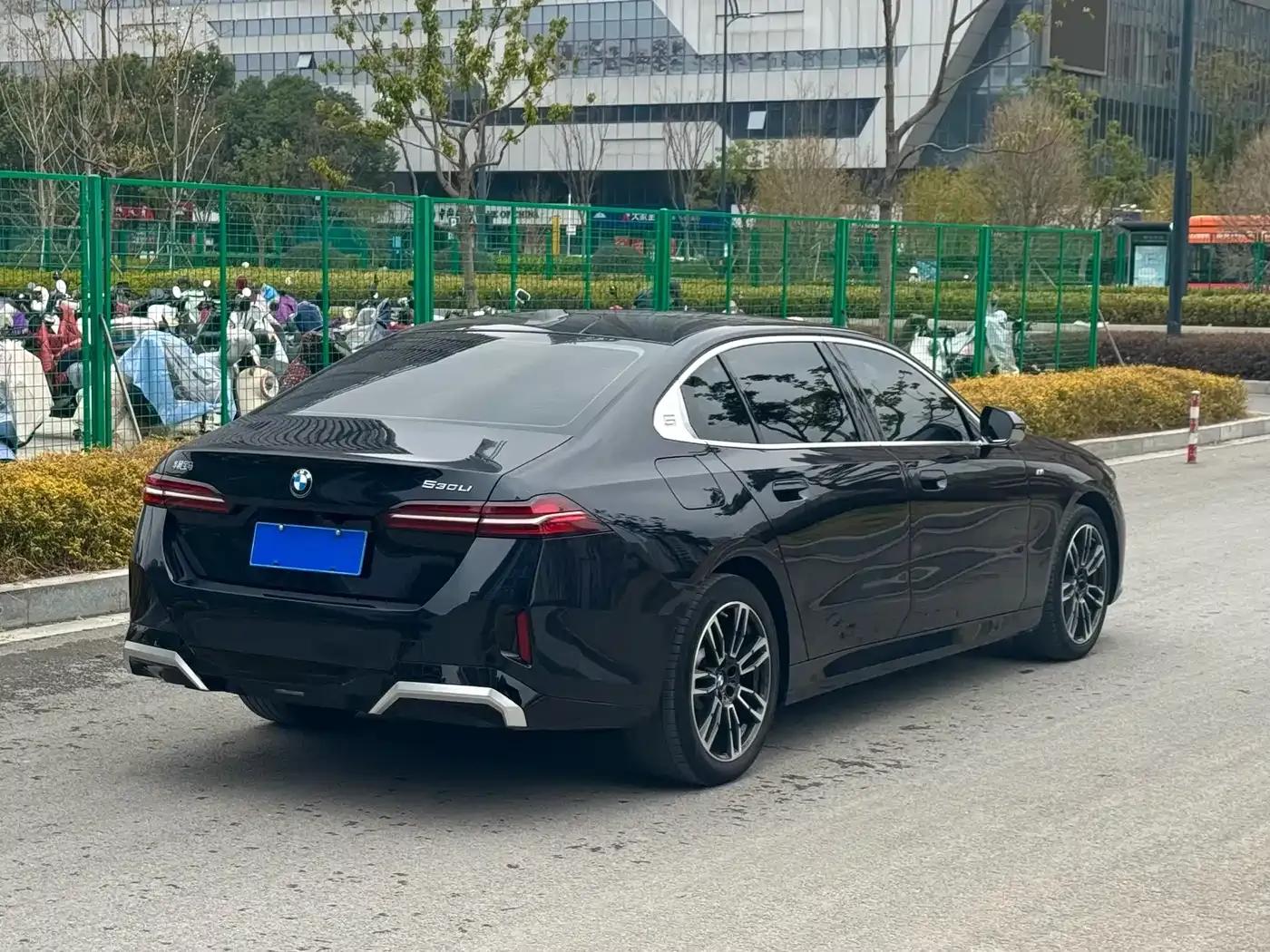 2024 BMW 5 Series 525Li M Sport Package — миниатюра 6