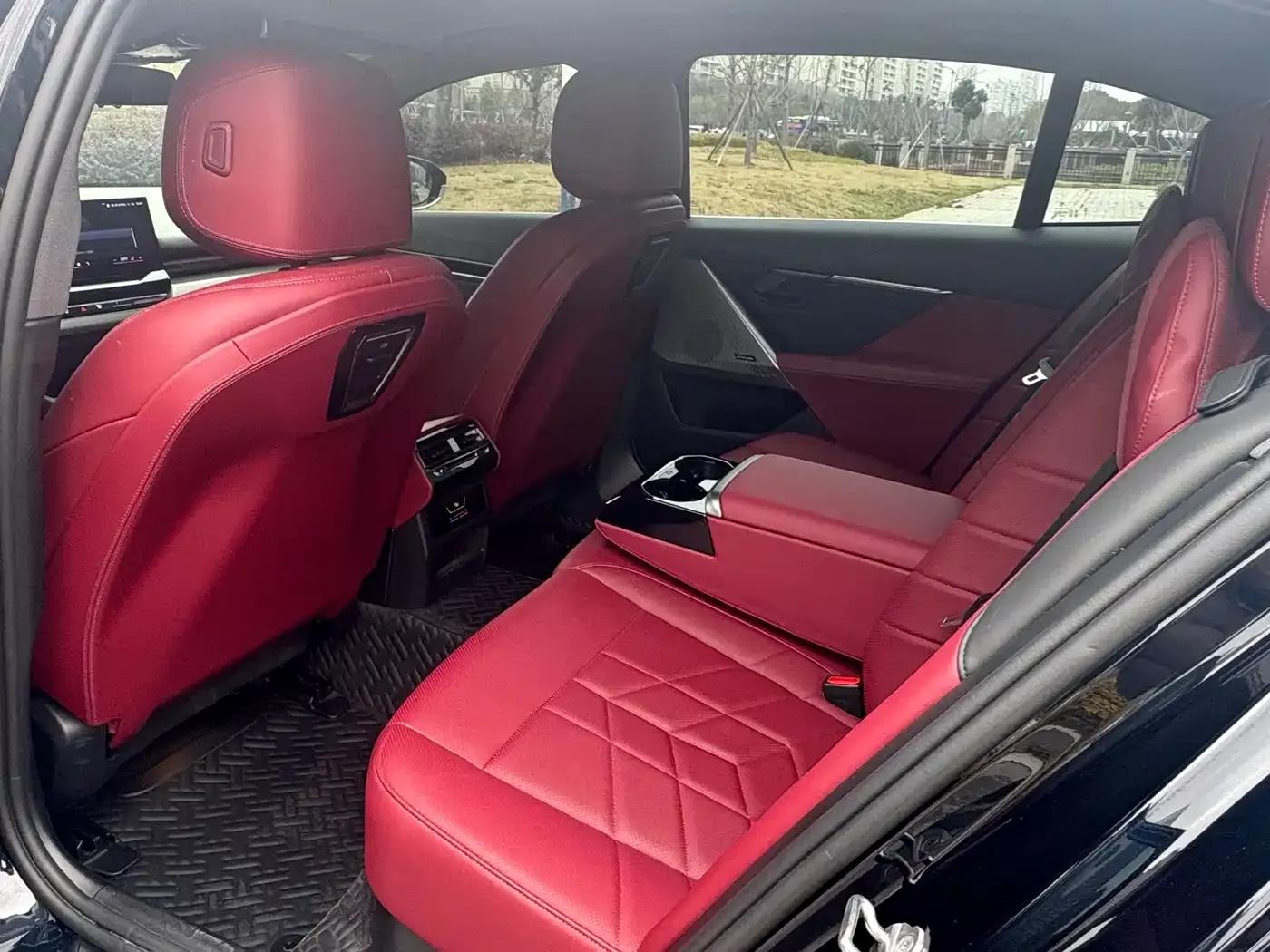 2024 BMW 5 Series 525Li M Sport Package — миниатюра 8