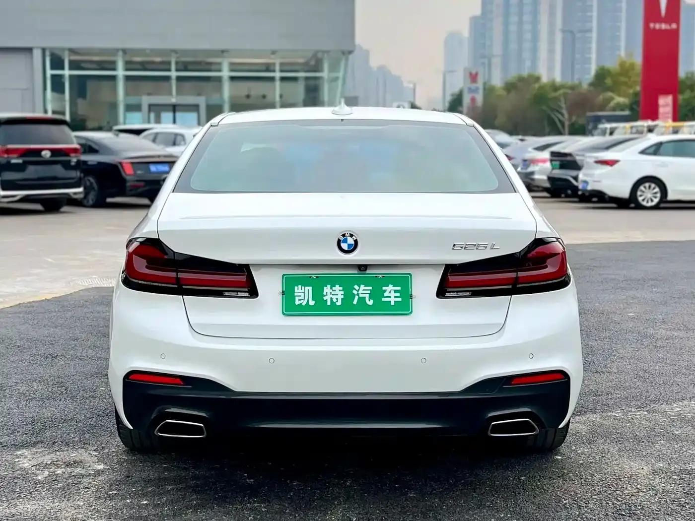 2019 BMW 5 Series 525Li M Sport Package — миниатюра 3
