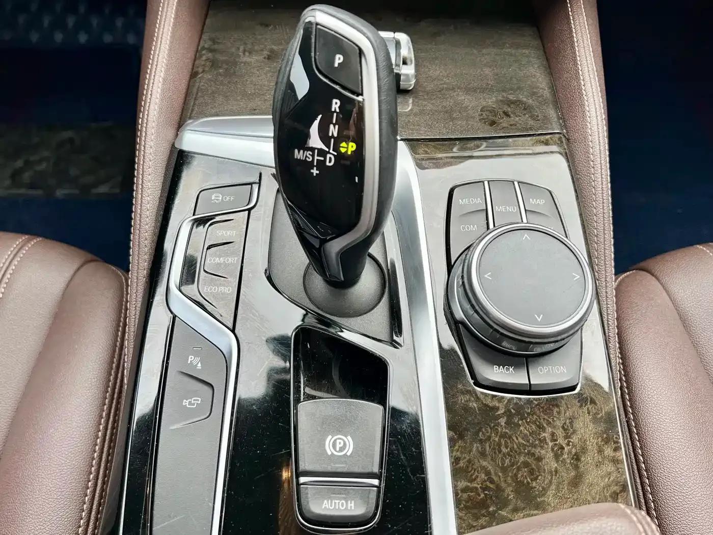 2019 BMW 5 Series 525Li M Sport Package — миниатюра 10