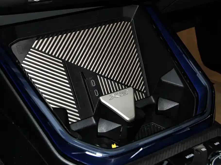 BMW X3 2025 xDrive30L Luxury M Sport Shadow Edition — миниатюра 24