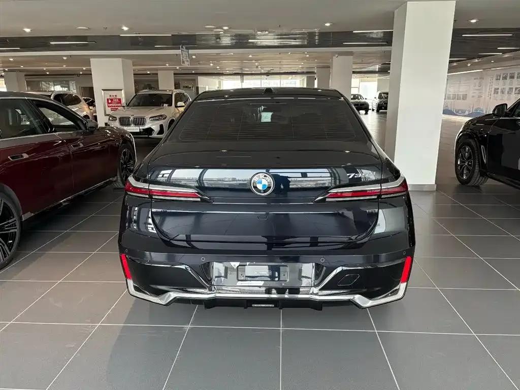 2023 BMW 7 Series 735Li M Sport Package — миниатюра 4