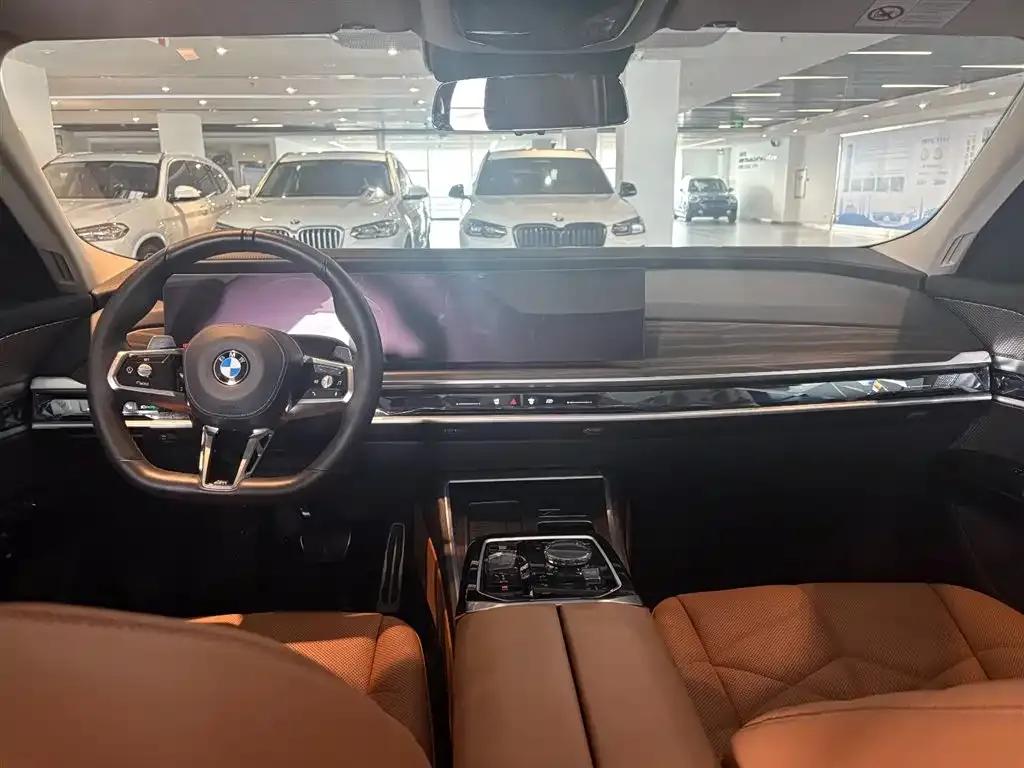 2023 BMW 7 Series 735Li M Sport Package — миниатюра 9