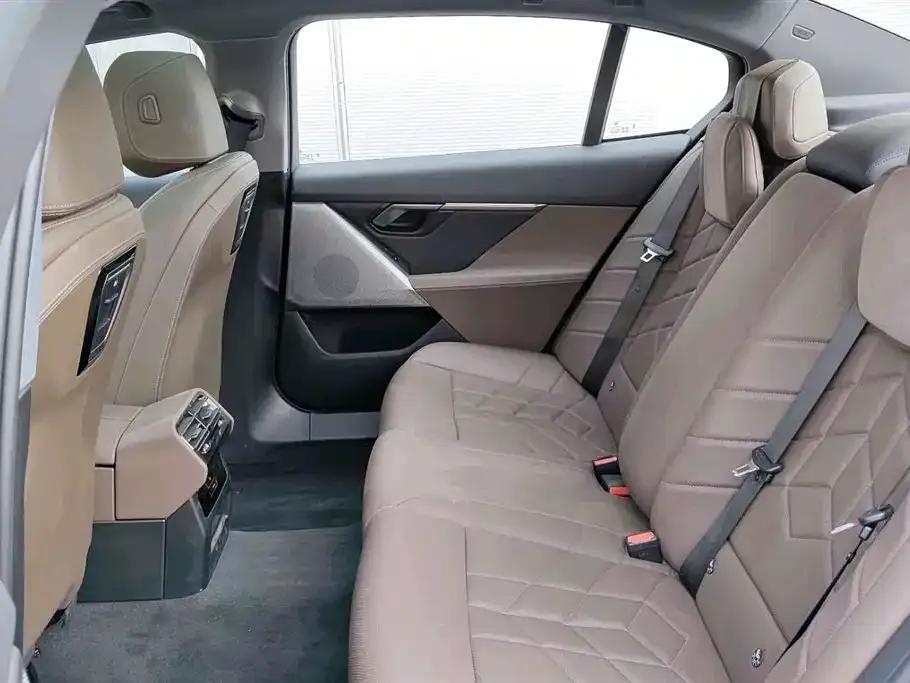 BMW i5 2024 eDrive 35L M Sport Package — миниатюра 11