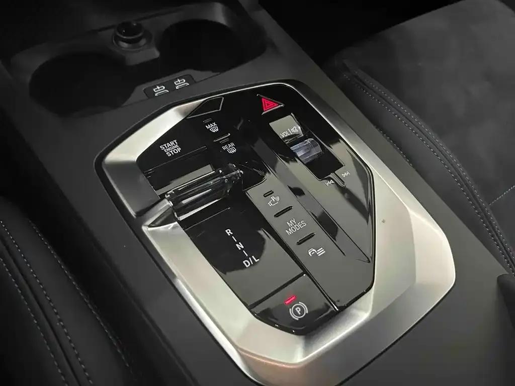 2025 BMW 2 Series 225L M Sport Shadow Edition — миниатюра 16
