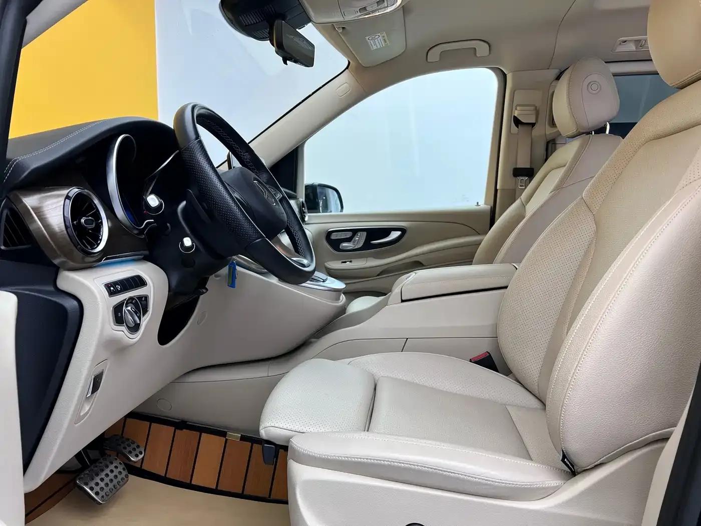 Mercedes-Benz V-Class 2022 V 260 L Long Wheelbase Premium Edition — миниатюра 3