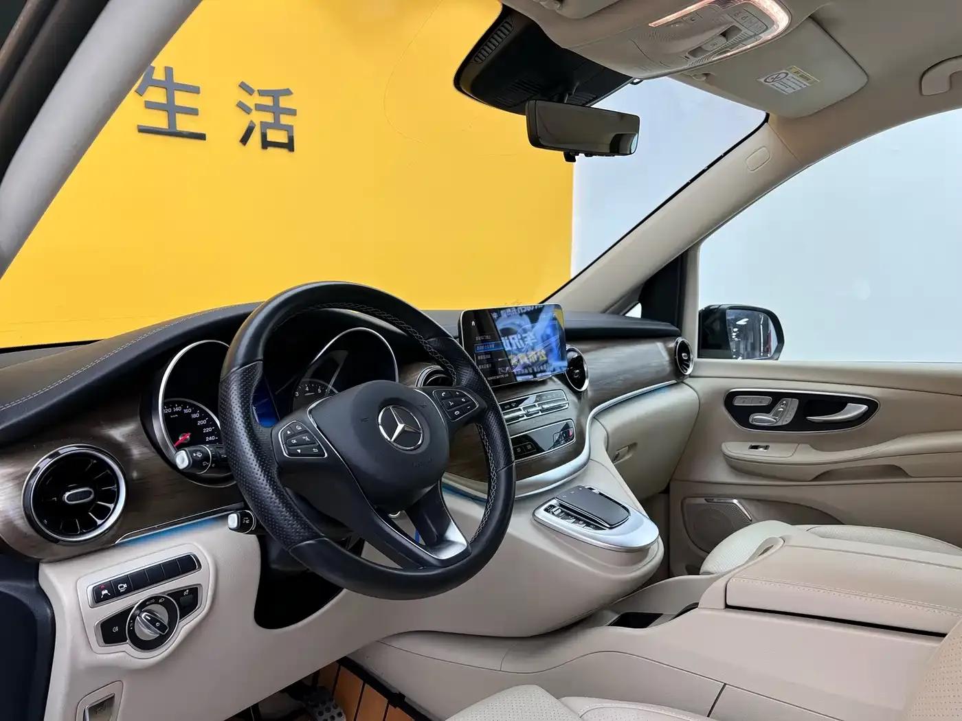 Mercedes-Benz V-Class 2022 V 260 L Long Wheelbase Premium Edition — миниатюра 4