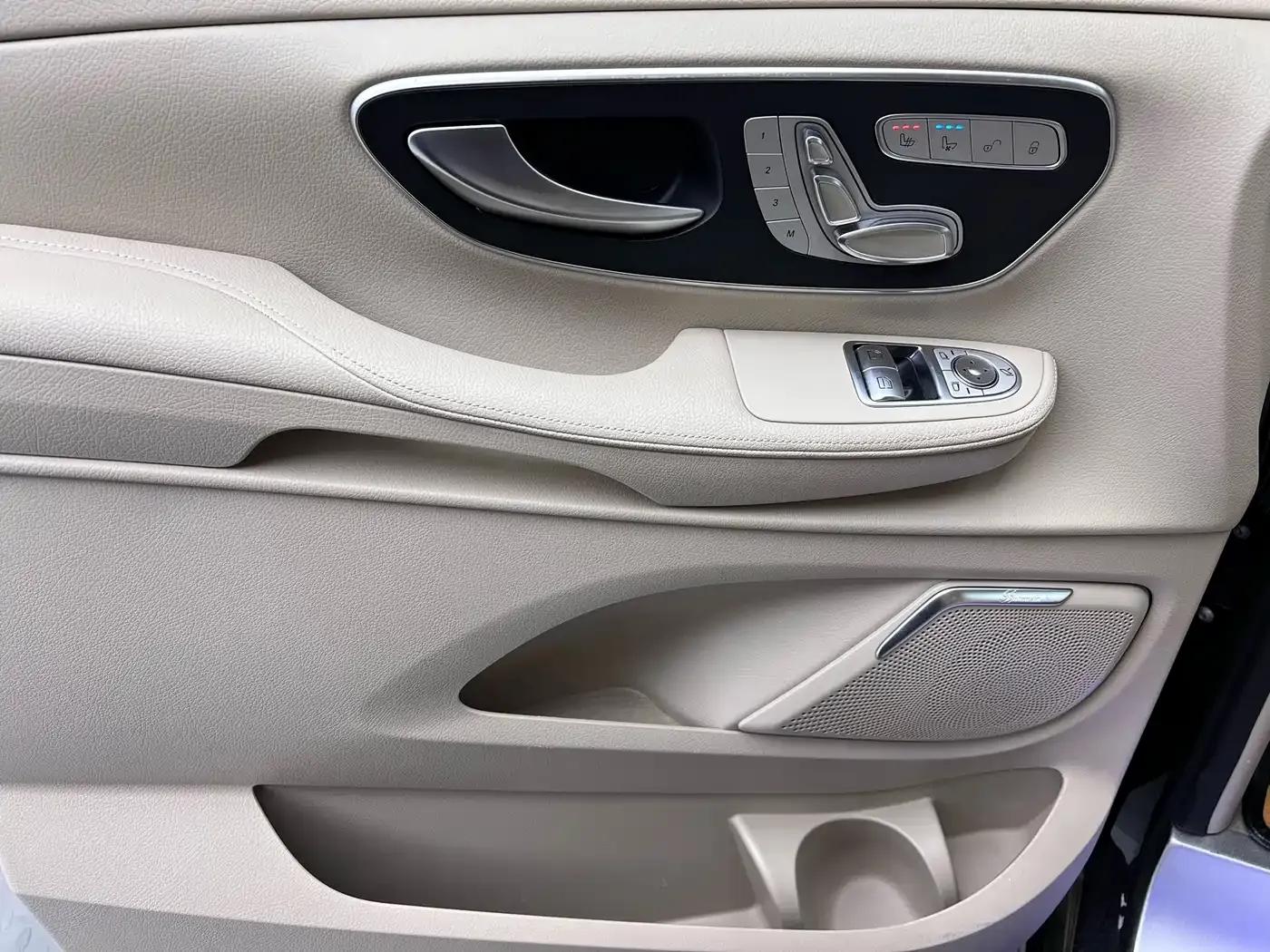 Mercedes-Benz V-Class 2022 V 260 L Long Wheelbase Premium Edition — миниатюра 5