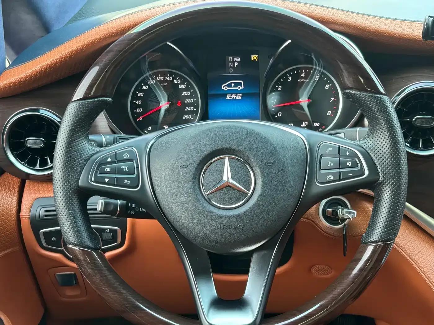 Mercedes-Benz V-Class 2022 V 260 Navigator Edition — миниатюра 5