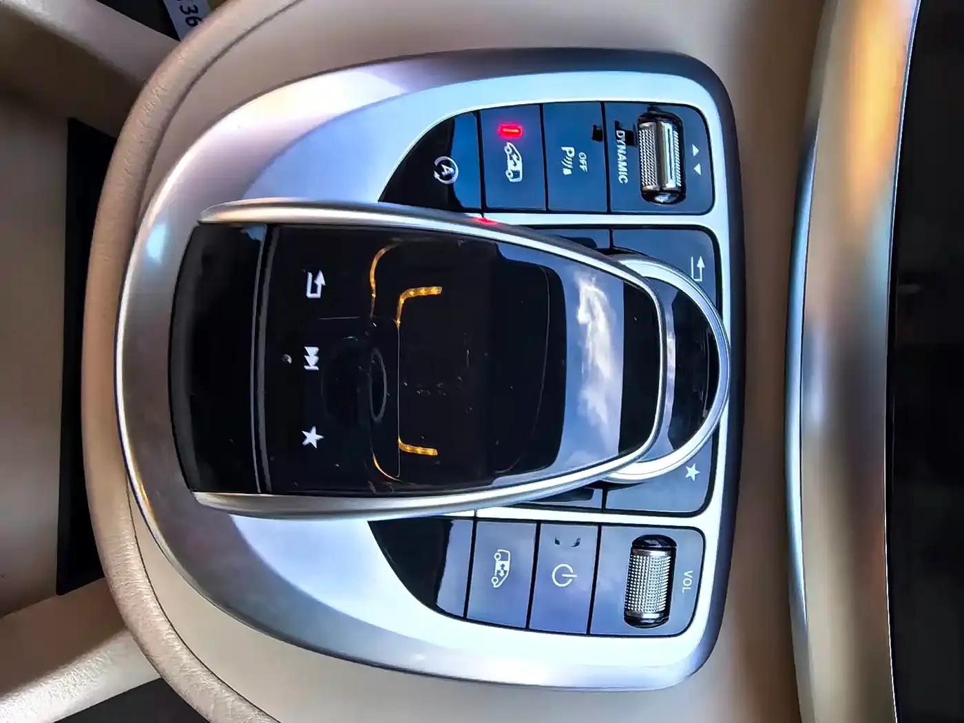 Mercedes-Benz V-Class 2018 V 260 Navigator Edition (China VI Emission Standard) — миниатюра 17
